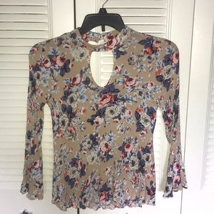 Long sleeved, patterned choker top